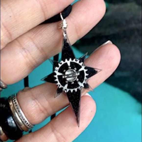 Black resin North Star steam punk wheel necklace - Picture 5 of 14